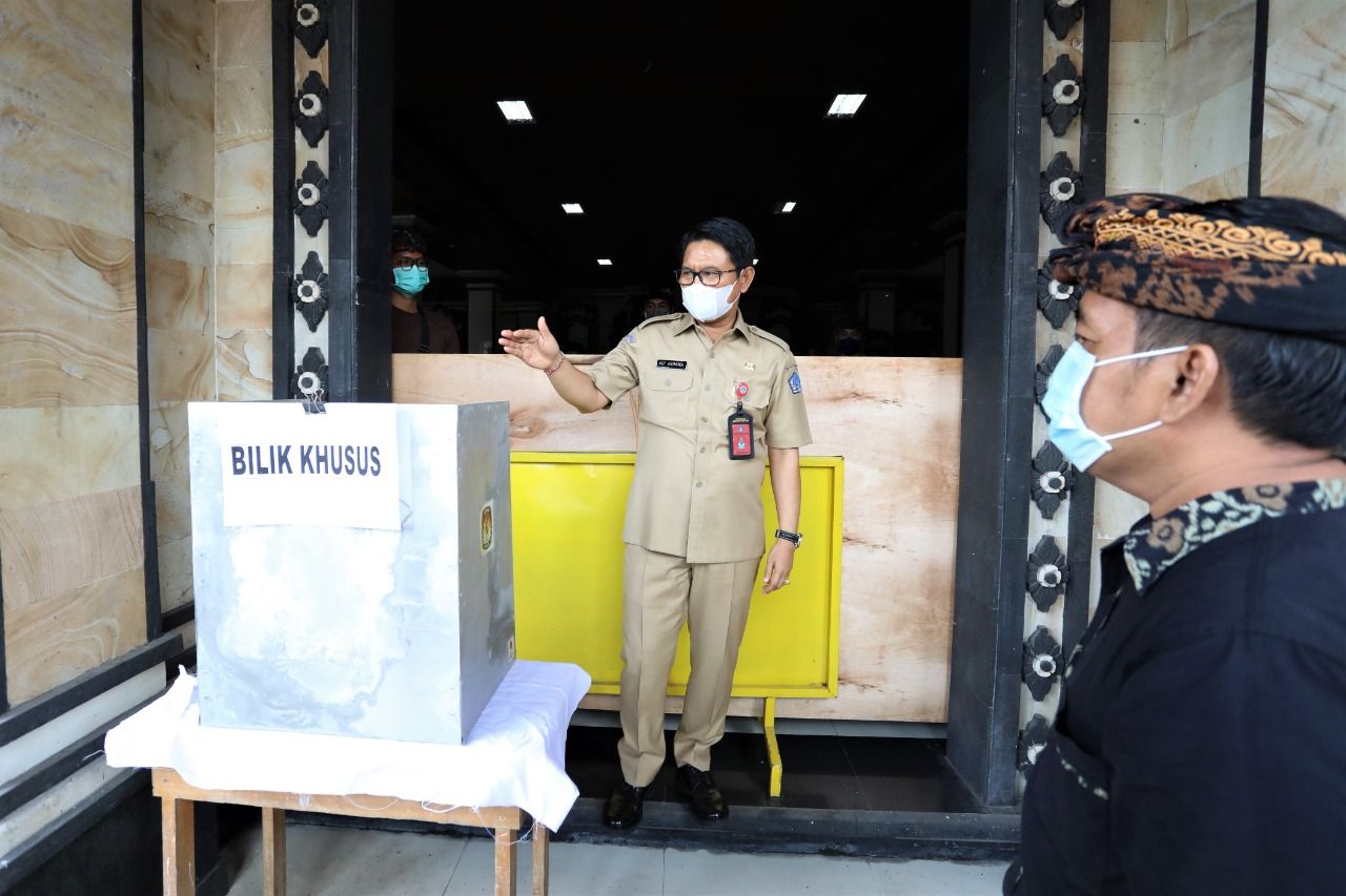 podiumnews.com-Sekda Badung Pantau Kesiapan Pelaksanaan Pilkada di TPS 